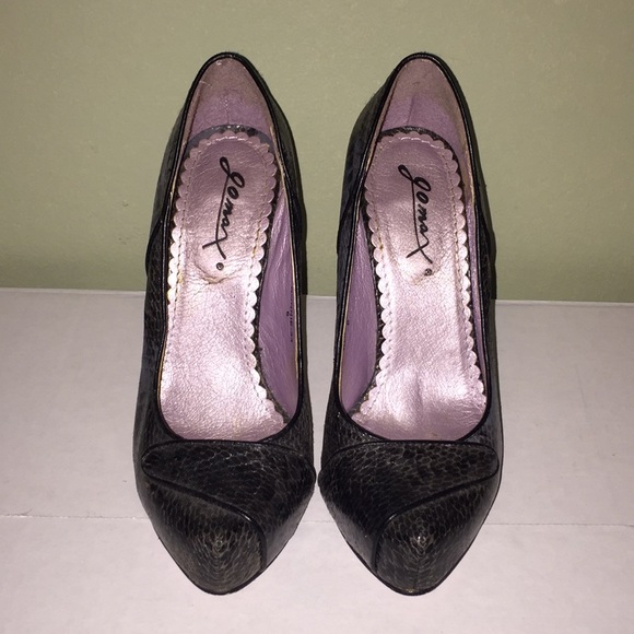 Heels - Picture 3 of 3